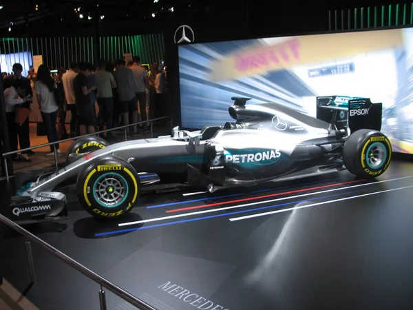 Формула-1. Mercedes AMG Petronas F1 Team. Московский международный автосалон 2016 . — стоковое фото