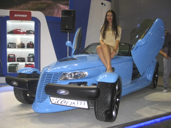 Modelo de chica en la capucha del coche azul. Moscú Salón Internacional del Automóvil 2016 . — Foto de Stock
