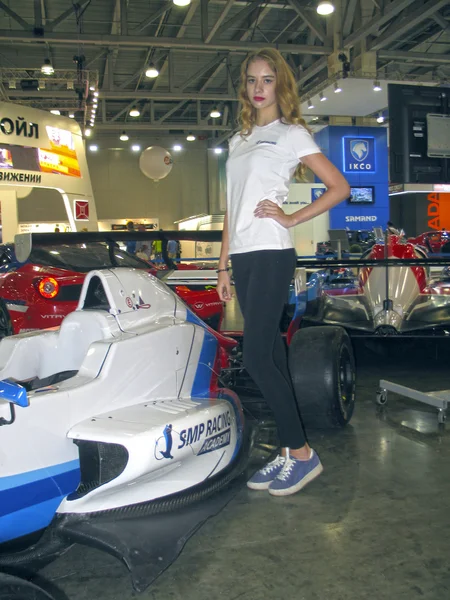 Mädchen Modell in der Nähe der Maschine. Moskauer internationale Automesse 2016. smp racing. — Stockfoto