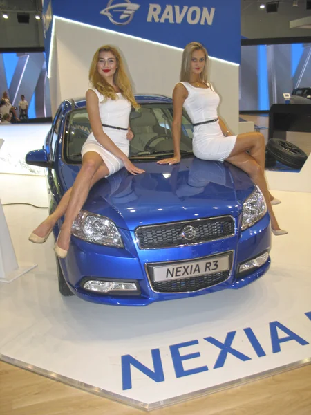 Modelo menina sentada no capô da Nexia R3. Moscow International Auto Show 2016 . — Fotografia de Stock