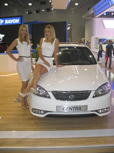 Modelo menina posando perto do carro no show do carro. Moscow International Auto Show 2016 . — Fotografia de Stock