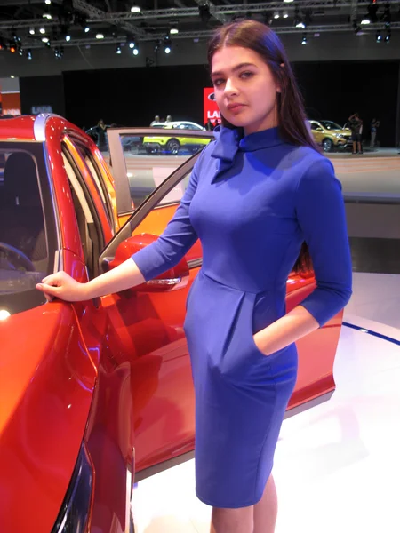 Modelo de menina perto da máquina. Moscow International Auto Show 2016. 29 de agosto de 2016 — Fotografia de Stock