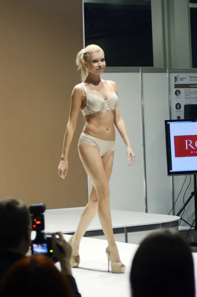 V Esposizione Internazionale di Biancheria intima, beachwear, home wear e calzetteria Lingrie Expo Mosca Autunno Settembre Giovane donna bionda in biancheria intima luminosa — Foto Stock