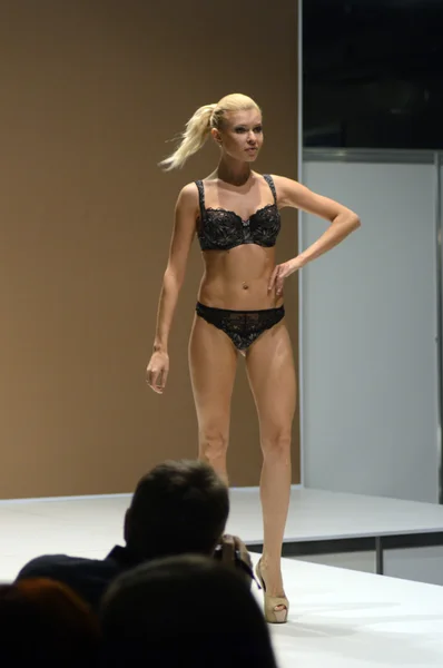 5th International Exhibition of underwear, beachwear, home wear and hosiery Lingrie Expo Moscow Aututumn September Young blond woman in black lingerie Sexy — Stock Photo, Image