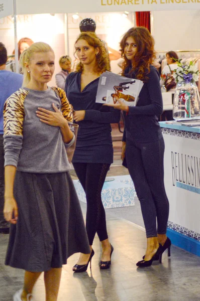 5ª Exposición Internacional de ropa interior, ropa de playa, ropa de hogar y calcetería Lingrie Expo Moscú Aututumn septiembre Mujeres jóvenes. Tráfico — Foto de Stock