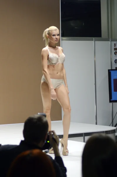 5th International Exhibition of underwear, beachwear, home wear and hosiery Lingrie Expo Moscow Aututumn September Young blonde woman in white underwear — Stock Photo, Image