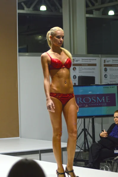 5th International Exhibition of underwear, beachwear, home wear and hosiery Lingrie Expo Moscow Aututumn September Young blonde woman in red underwear — Stock Photo, Image