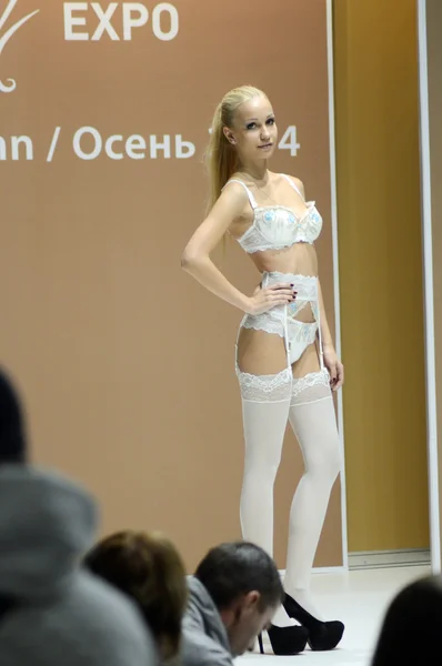 Moscú Lingrie Expo Fashion Show Otoño Blanco Lingrie y medias Rubia —  Fotos de Stock