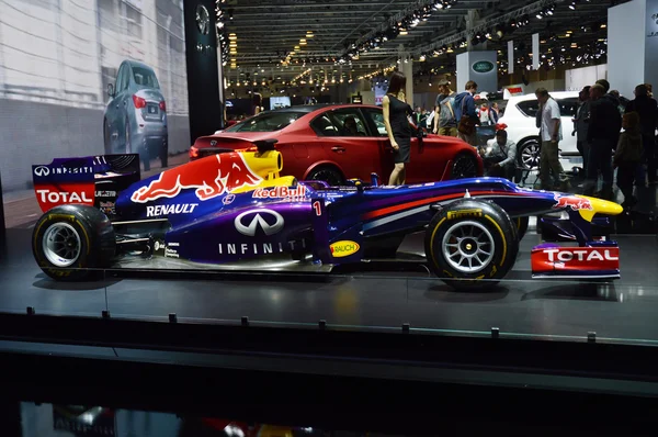 Infiniti. Красный бык. Машина F1. Московский международный автомобильный салон Россия — стоковое фото