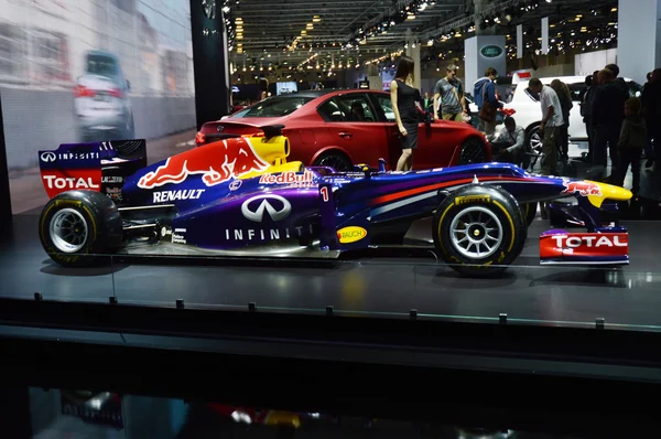 Red bull. Mästare Moskva internationella Automobile salong Infiniti. — Stockfoto