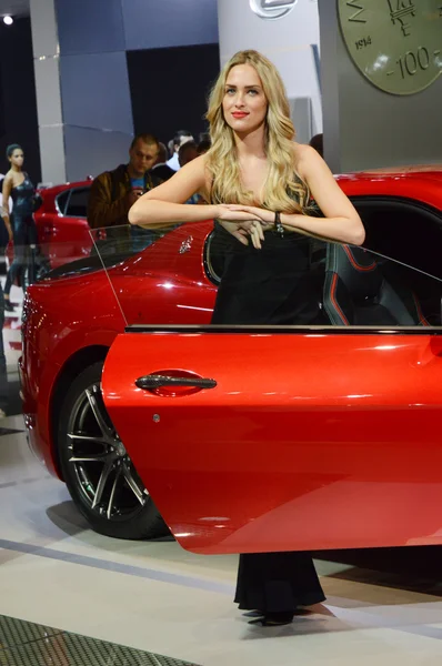 Red Maserati Luxury Open Car Door Bionda Mosca Salone Internazionale dell'Automobile desiderio — Foto Stock
