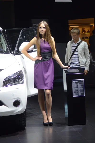 Salón Internacional del Automóvil de Moscú Mujeres jóvenes en vestido violento de Infiniti Team —  Fotos de Stock