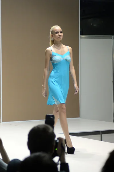 Different the show. Lingrie Expo. Moscow. Young woman in blue nightgown Blond Sexy — Stock fotografie