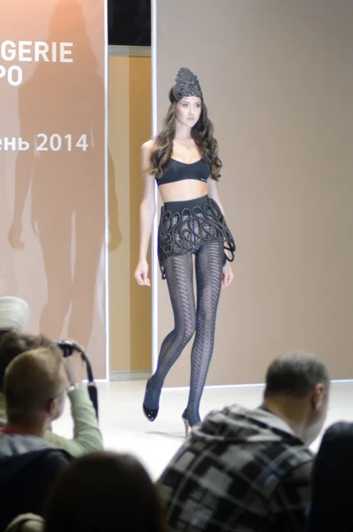 Different the show. Lingrie Expo. Moscow. Young woman in black nightgown The Crown Brunette Autumn Flash Desire — 스톡 사진