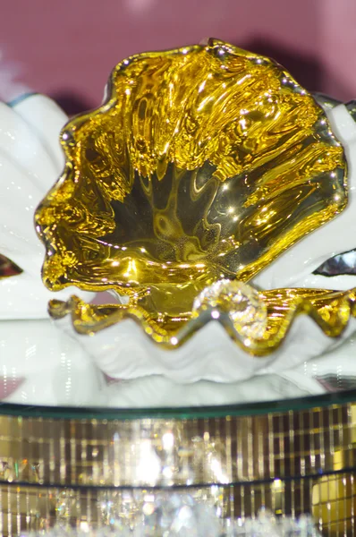 Перлина в золото раковина X Міжнародна виставка ювелірні вироби і годинники марки Junwex Москви — стокове фото