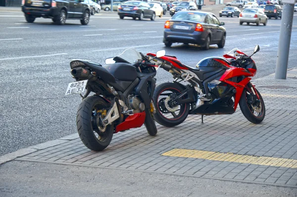 Las calles de Moscú, por la noche. Dos motocicletas. Tráfico —  Fotos de Stock