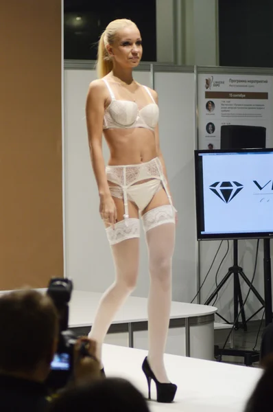 Giovane donna in lingerie bianca sfilata di moda Lingrie Expo — Foto Stock