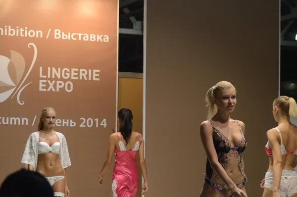 Intercharm XXI International Perfumery and Cosmetics Exhibition Lingrie Expo Traffic During the Show Many Beautiful Women — Stock Photo, Image