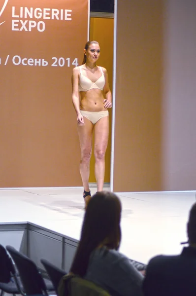Desfile de moda Mujer joven en lingrie blanca Lingrie Expo Otoño Moscú — Foto de Stock