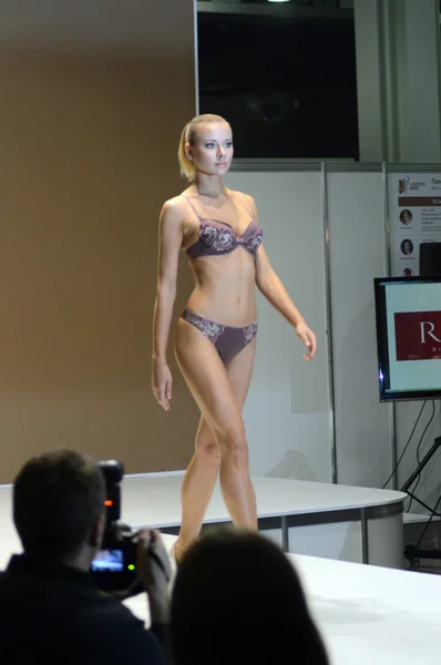 Moscow Traffic 5th International Exhibition of underwear, beachwear, home wear and hosiery Lingrie Expo Young blond woman in colorful lingerie with flowers — ストック写真
