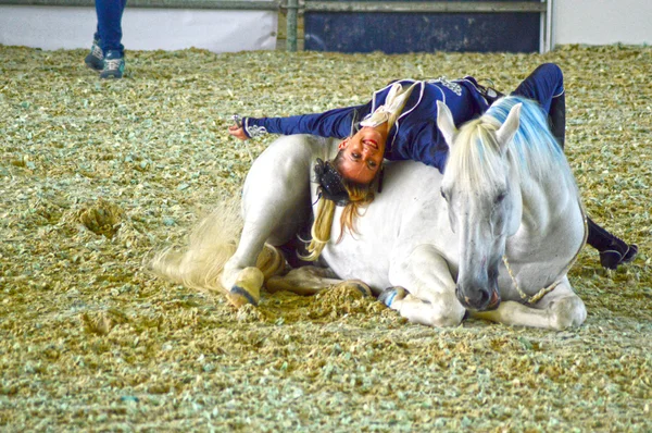 Moskva Riding hall International Horse Show. Žokej žena v modrých šatech ženy jezdec na bílém koni. — Stock fotografie