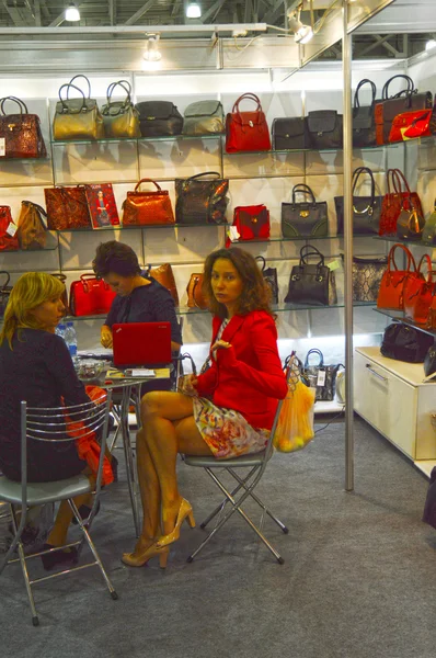 鞋类、 箱包及配件袋的 mos 鞋国际专业的展 — 图库照片