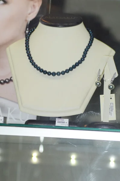 Les Bijoux Junwex Moscou 2014 Collier Perles Noires Sur Mannequin — Photo