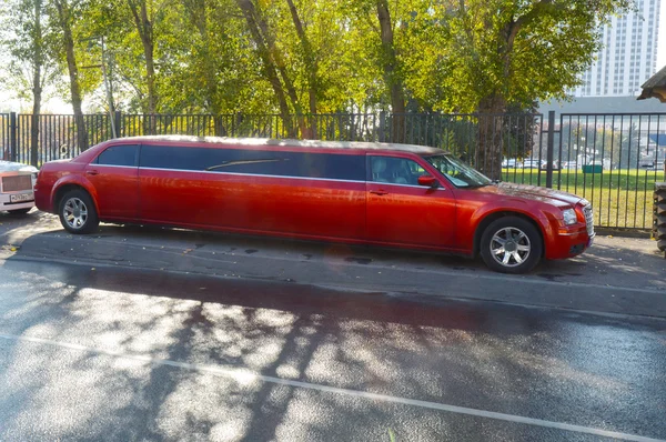 Grande limousine rouge — Photo