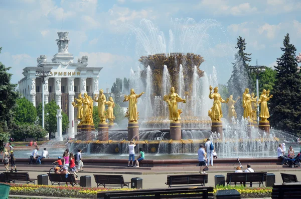 Fuente de la amistad de los pueblos Día de verano — Foto de Stock