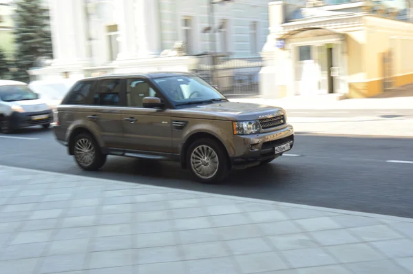 Range Rover jinete en las calles de Moscú — Foto de Stock