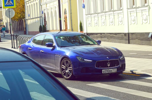 Maserati Azul Oscuro Calle Moscú Movimiento —  Fotos de Stock