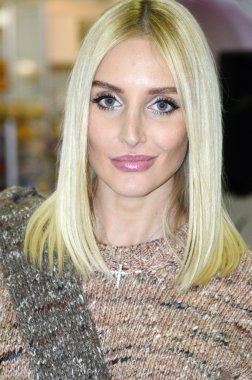 XII Uluslararası parfümeri ve kozmetik sergi Moskova sonbahar genç çok güzel sarışın kadın intercharm