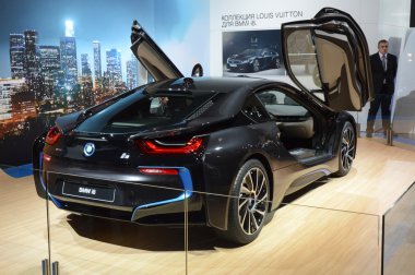 BMW i8 yükseltilmiş yukarı kapı Moskova Uluslararası Otomobil Salon ile premiere