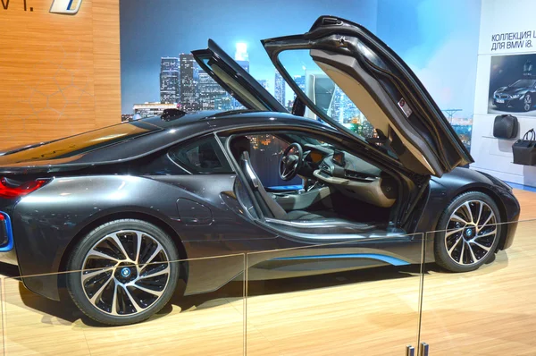 Премьера Московского международного автомобильного салона BMW i8 С поднятыми дверями наверху Russia Luxury — стоковое фото