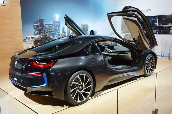 Moscow International Automobile salong Bmw i8 med upphöjd på övervåningen dörrar Shine — Stockfoto