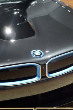 Moskova Uluslararası Otomobil Salon Bmw i8 makinenin parçası prömiyeri. Kılavuz buzdolabı. Logo
