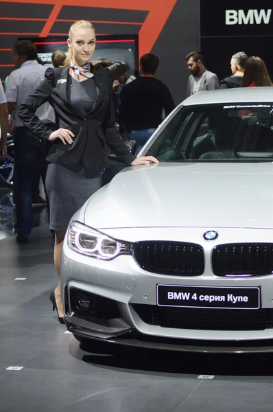 Bmw 4 シリーズ クーペ モスクワ国際自動車サロンに見える輝きの車の近くの Bmw チーム トラフィック女性 — ストック写真