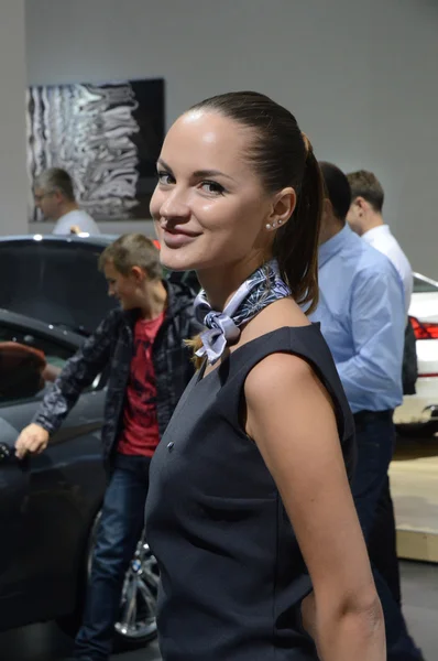Молода жінка з команди Bmw Московського міжнародного автомобільного салон виглядати — стокове фото