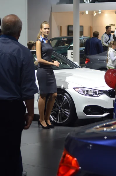 Czwarty BMW serii Cabriolet biały kolor Moskwa Międzynarodowy Salon samochodowy luksusowy ruchu — Zdjęcie stockowe