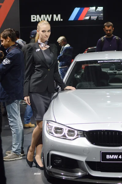 Четвертая серия Купе BMW Движение женщин от команды BMW возле автомобиля Московский международный автомобильный салон Посмотрите — стоковое фото