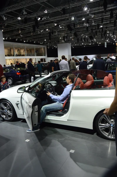 Čtvrtá série BMW. Kabriolet, bílá barva. Dopravní Moskva mezinárodní Salon automobilů — Stock fotografie