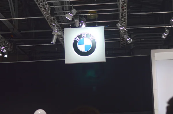 Вывеска BMW на потолке Московского международного автомобильного салона — стоковое фото