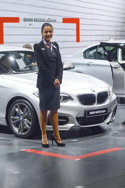 BMW M235i Cupe. Kvinnor från Bmw Team Moskva internationella bilsalong — Stockfoto