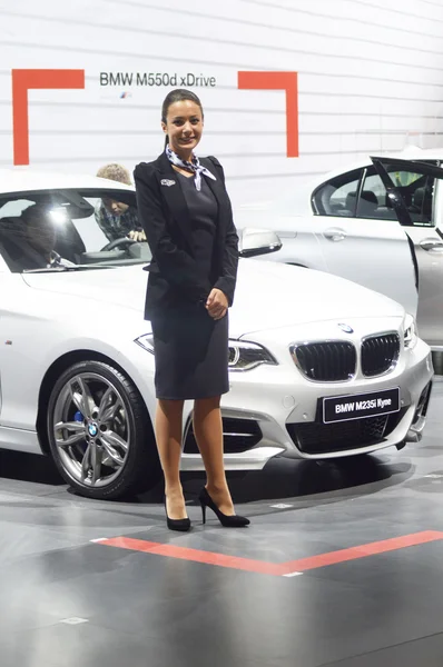 BMW M235i Cupe. Ženy z týmu Bmw moskevské Mezinárodní Salon automobilů luxusní — Stock fotografie