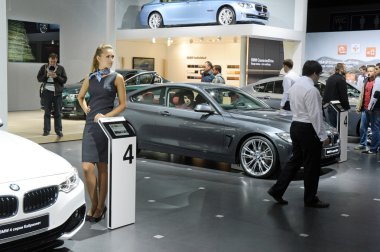 Moskova Uluslararası Otomobil Salon Bmw beyaz, mavi, metalik renk
