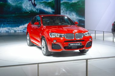 BMW X 4 xdrive35i. Kırmızı renk. Moskova Uluslararası Otomobil Salon sürücü
