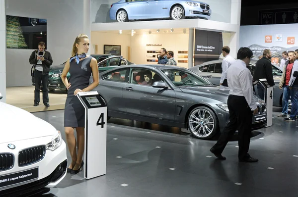 Salon international de l'automobile de Moscou BMW blanc, bleu, couleur métalique — Photo