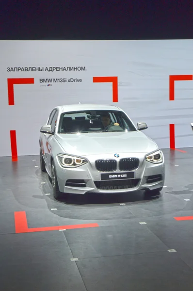 BMW M135i xdrive. Metalik renk. Moskova Uluslararası Otomobil Salon Parlatıcı