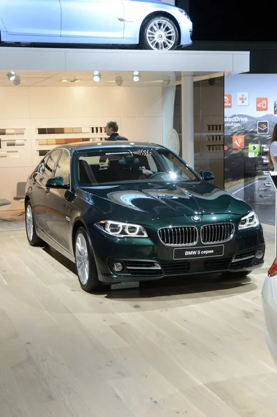 BMW quinta série Celadon Color. Salão Internacional de Automóveis de Moscou — Fotografia de Stock