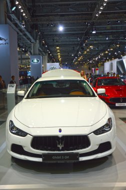 Maserati İranlılar S Q4. Beyaz renk. Moskova Uluslararası Otomobil Salon Parlatıcı